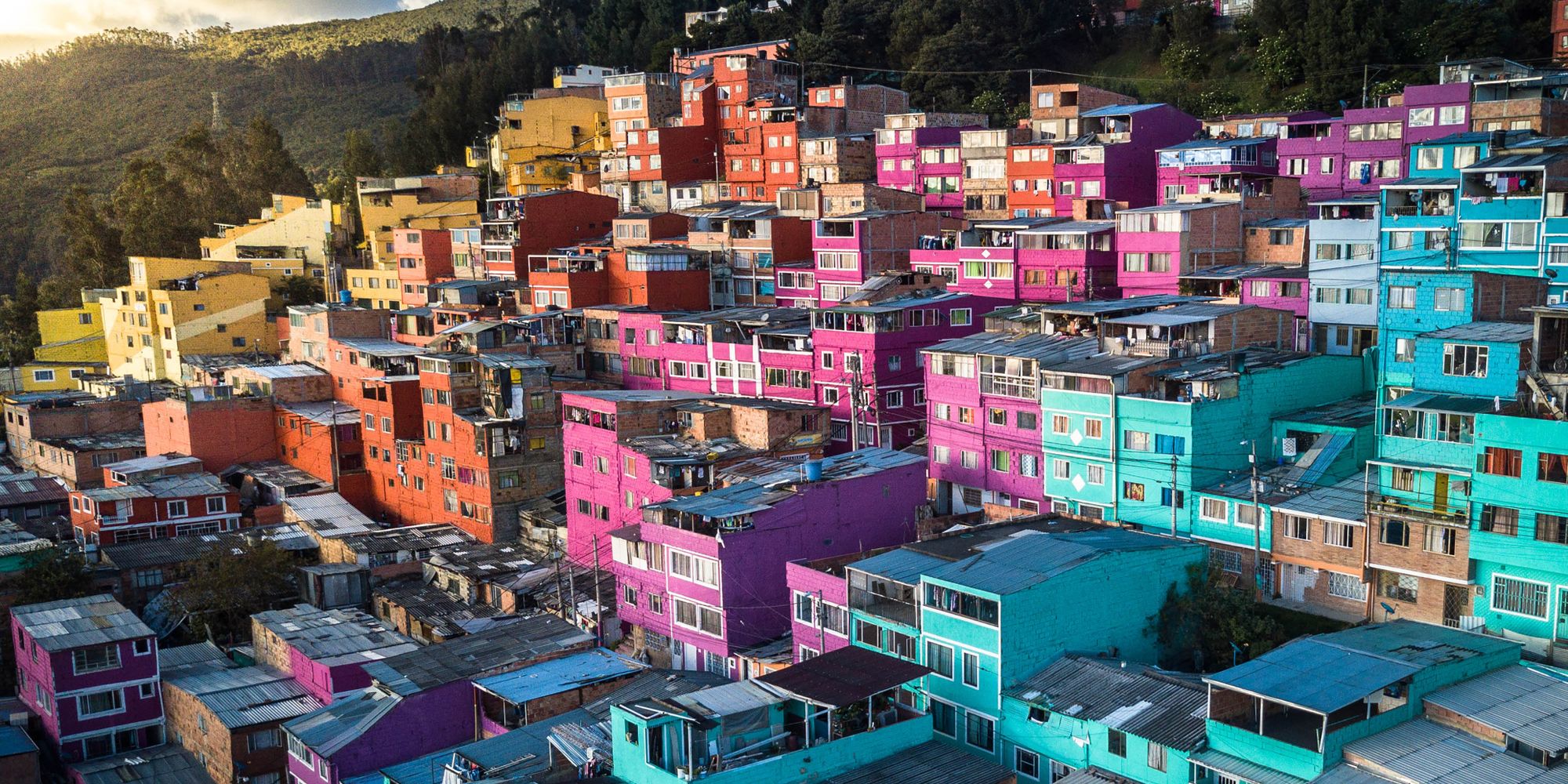 Vista aérea de casas de colores en una ladera de Bogotá