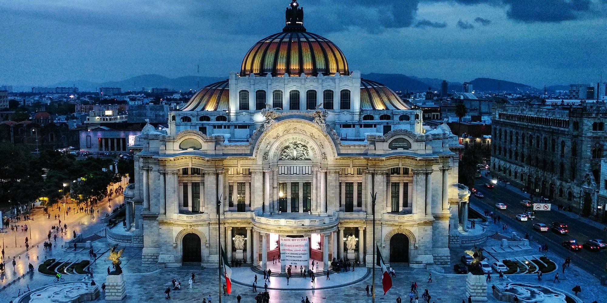 Vista aérea del Palacio de Bellas Artes y el centro de la Ciudad de México al atardecer