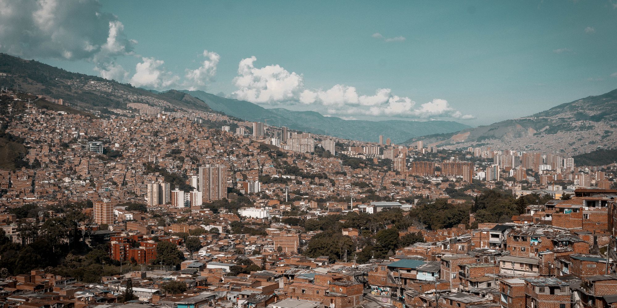 Vista panorámica de Medellín con las montañas al fondo