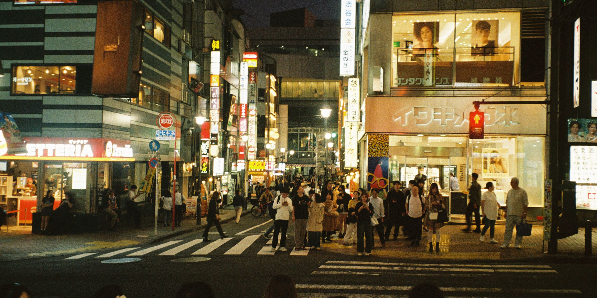 Calles de Tokio de noche iluminadas por luces de neón